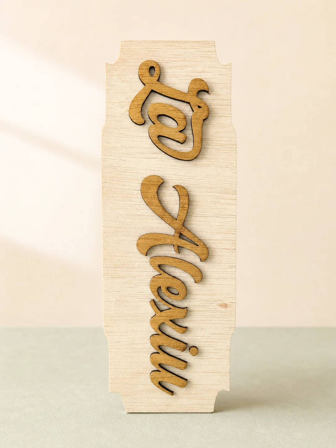 Plăcuță dreptunghiulară din lemn cu monogramă și numele Sherwin aplicat în relief