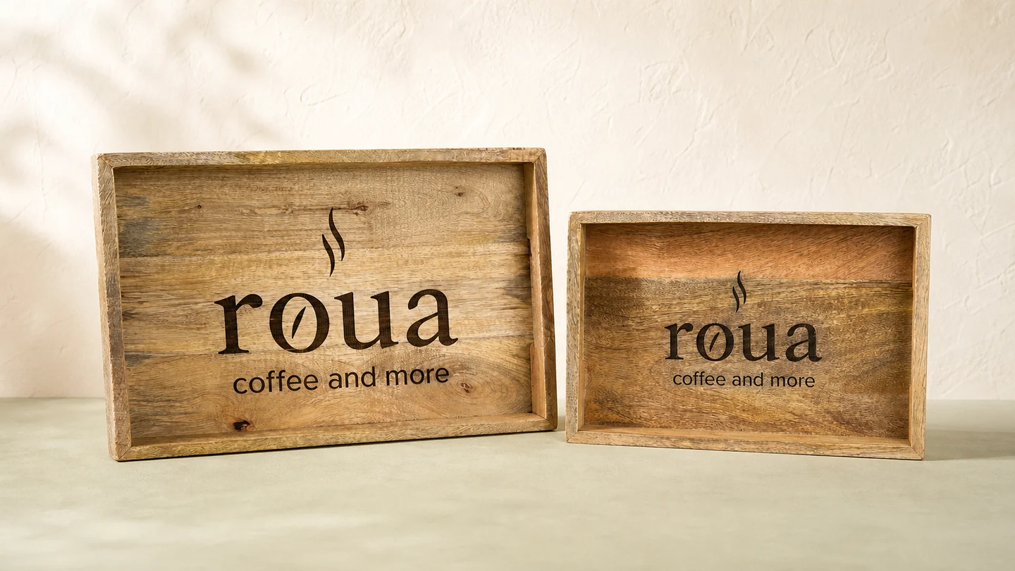 Două tăvi rustice din lemn gravate cu logoul Roua Coffee and More