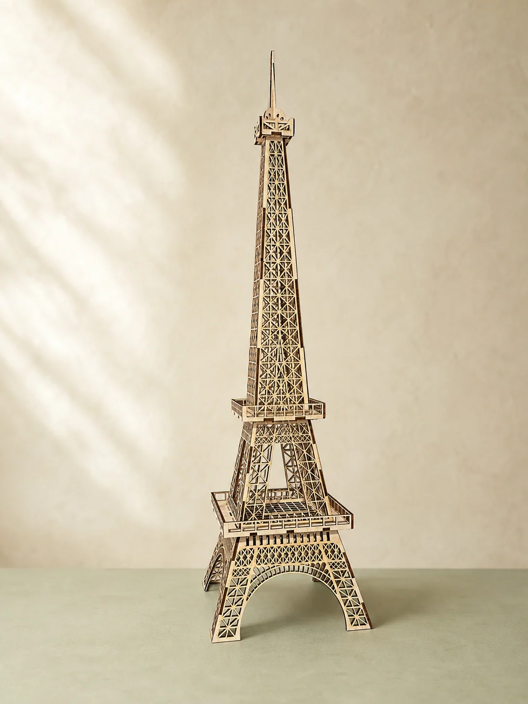 Machetă tridimensională din lemn a Turnului Eiffel, expusă pe un suport negru